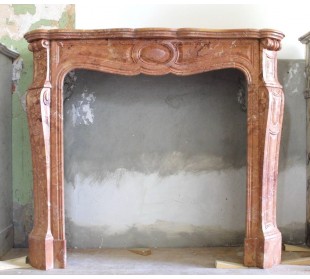 Caminetto antico in marmo arancione. Una cornice da caminetto scolpita in un marmo molto raro oggi.