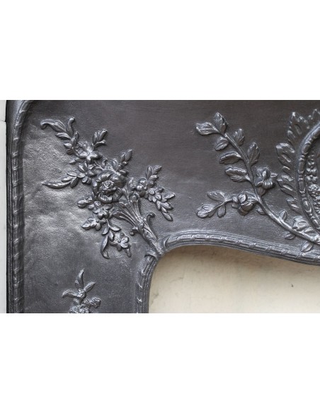 027 AG ECCEZIONALE CAMINO LUIGI XV "ROSACES" PROVVISTO DI CONTROCUORE D'ORIGINE IN GHISA D'ARTE