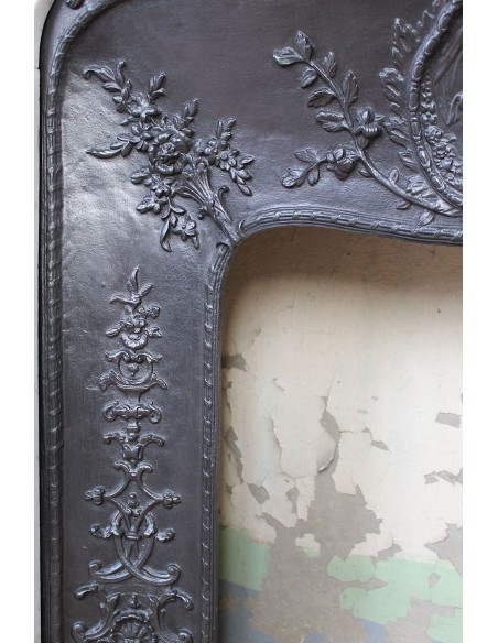 027 AG ECCEZIONALE CAMINO LUIGI XV "ROSACES" PROVVISTO DI CONTROCUORE D'ORIGINE IN GHISA D'ARTE