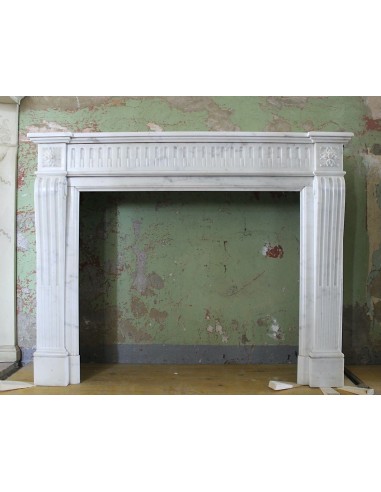 Cornice antica da caminetto scolpita in marmo bianco di Carrara. Un camino sobrio, lineare ed elegante.