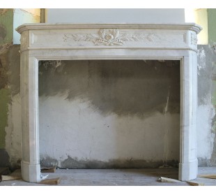 Elegante e ricercato caminetto in marmo bianco di stile neoclassico e d'epoca ottocentesca.