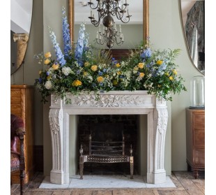 Eccezionale camino antico Luigi XVI dal grande e raffinato carico decorativo, scolpito in marmo bianco di Carrara. 2
