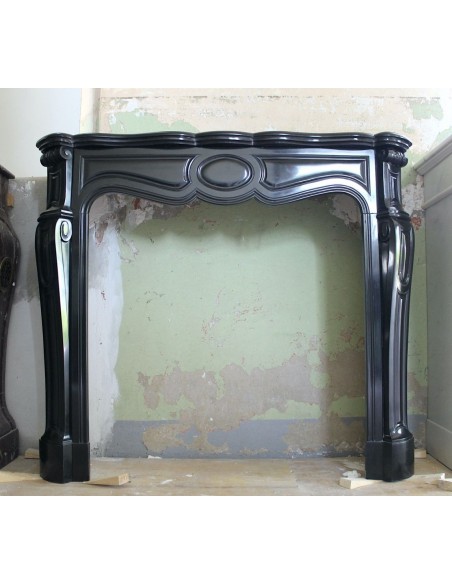 Caminetto antico barocco, d'epoca ottocentesca, in marmo Nero del Belgio.