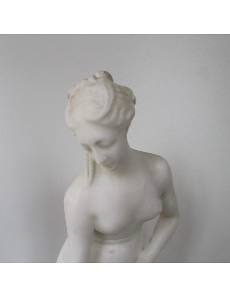 002 GIOVINETTA AL BAGNO, STATUARIO CARRARA, A FIRMA "ALLEGRA"