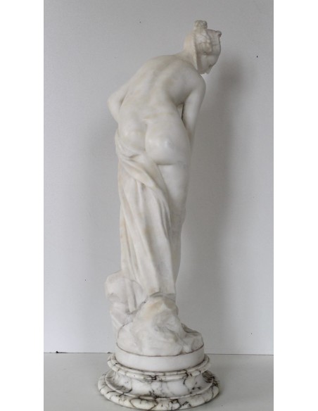 002 GIOVINETTA AL BAGNO, STATUARIO CARRARA, A FIRMA "ALLEGRA"