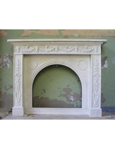 Caminetto antico in marmo Statuario, neogotico e neoclassico. Un camino di grande qualità scultorea e stilistica.