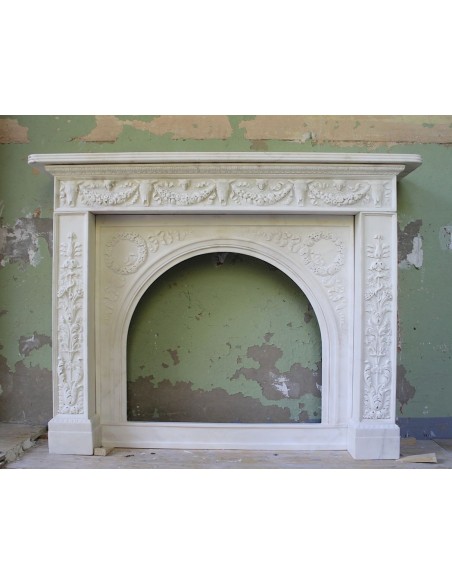 Caminetto antico in marmo Statuario, neogotico e neoclassico. Un camino di grande qualità scultorea e stilistica.