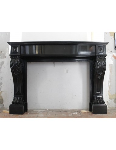 Cornice da caminetto Impero d'epoca ottocento in marmo nero del Belgio dalle linee squadrate.