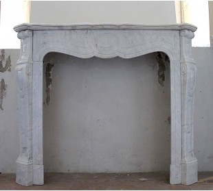 Camino antico in marmo bianco, di stile barocco e d'epoca ottocentesca.