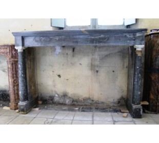 Camino antico in marmo blu grigio di grandi dimensioni. Questo caminetto in pietra presenta due colonne.