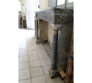 Camino antico in marmo blu grigio di grandi dimensioni. Questo caminetto in pietra presenta due colonne. 2