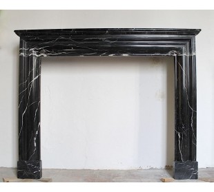 Camino antico di grandi dimensioni e dalle linee sobrie ed eleganti in marmo Nero Marquinia.