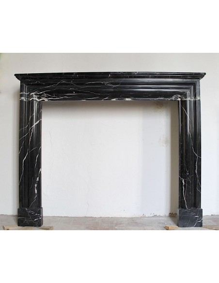 Camino antico di grandi dimensioni e dalle linee sobrie ed eleganti in marmo Nero Marquinia.