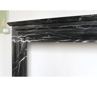 Camino antico di grandi dimensioni e dalle linee sobrie ed eleganti in marmo Nero Marquinia. 2