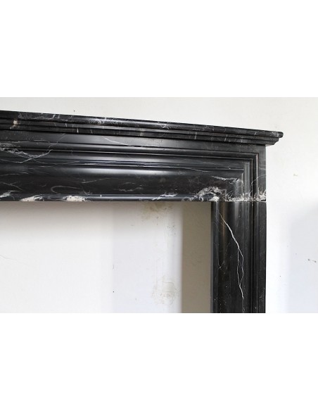 Camino antico di grandi dimensioni e dalle linee sobrie ed eleganti in marmo Nero Marquinia.