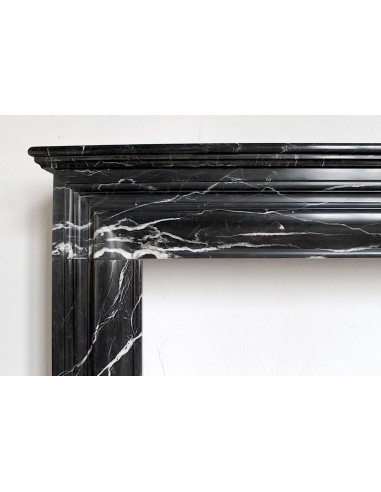 Camino antico di grandi dimensioni e dalle linee sobrie ed eleganti in marmo Nero Marquinia.