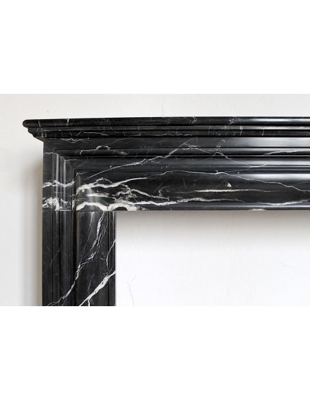 Camino antico di grandi dimensioni e dalle linee sobrie ed eleganti in marmo Nero Marquinia.