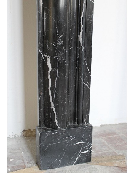 Camino antico di grandi dimensioni e dalle linee sobrie ed eleganti in marmo Nero Marquinia.