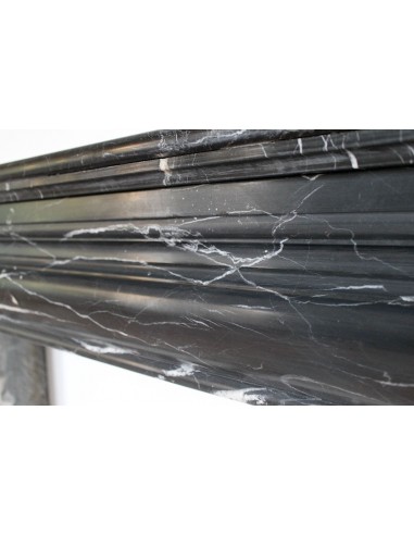 Camino antico di grandi dimensioni e dalle linee sobrie ed eleganti in marmo Nero Marquinia.