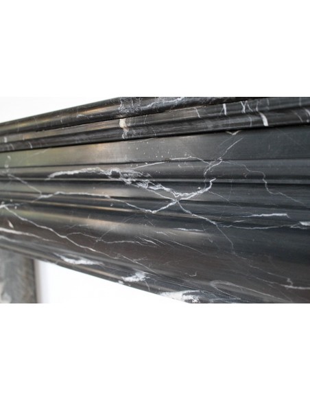 Camino antico di grandi dimensioni e dalle linee sobrie ed eleganti in marmo Nero Marquinia.