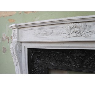 Camino antico Luigi XVI "Ramo d'Ulivo" scolpito in marmo bianco di Carrara e provvisto del suo controcuore in ghisa originale. 2