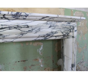 Cornice da caminetto antica scolpita in Breccia Medicea di grandi dimensioni, molto alto. 2