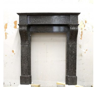 Piccolissimo caminetto Luigi Filippo in marmo Nero Sainte-Anne in una variante detta "Modillon".