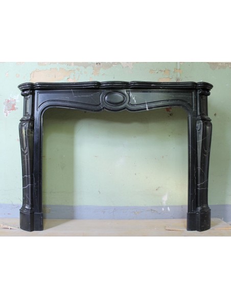 Camino antico Pompadour Galbé scolpito in finissimo marmo Nero Marquinia.