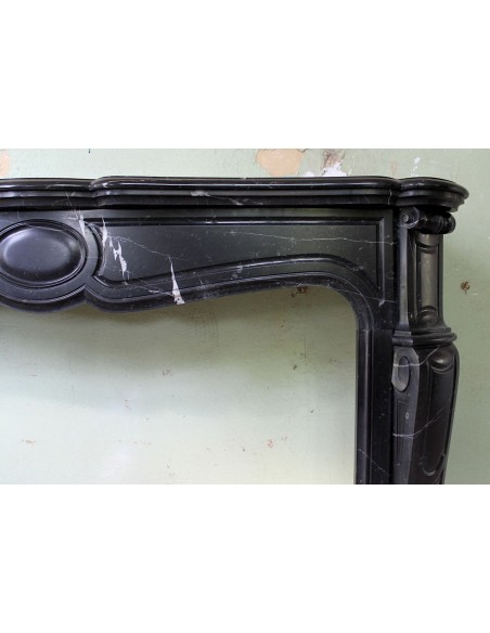 029 CAMINO POMPADOUR "PIED GALBÉ" IN MARMO NERO MARQUINIA VENATO