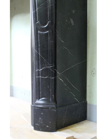 029 CAMINO POMPADOUR "PIED GALBÉ" IN MARMO NERO MARQUINIA VENATO