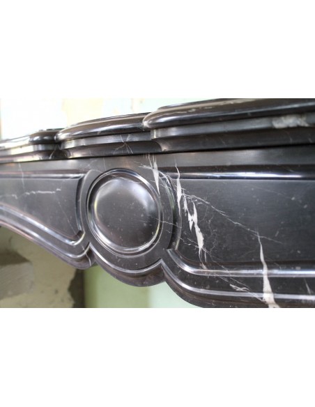 029 CAMINO POMPADOUR "PIED GALBÉ" IN MARMO NERO MARQUINIA VENATO