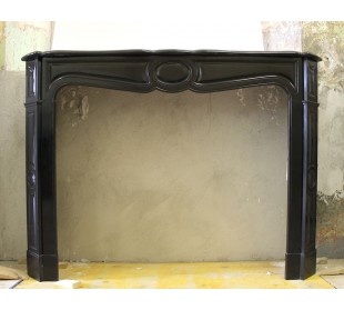 Camino Antico in marmo nero del Belgio, d'epoca ottocentesca e proveniente da Parigi. Scultura italiana.