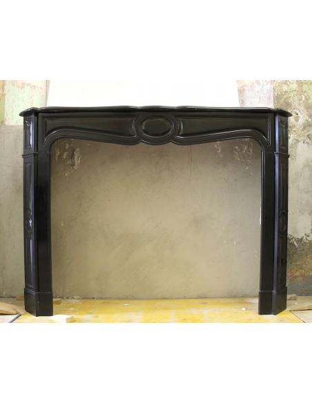Camino Antico in marmo nero del Belgio, d'epoca ottocentesca e proveniente da Parigi. Scultura italiana.