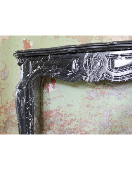 055 CAMINETTO LUIGI XV POMPADOUR "PIED GALBÉ" SCOLPITO IN MARMO NERO MARQUINIA