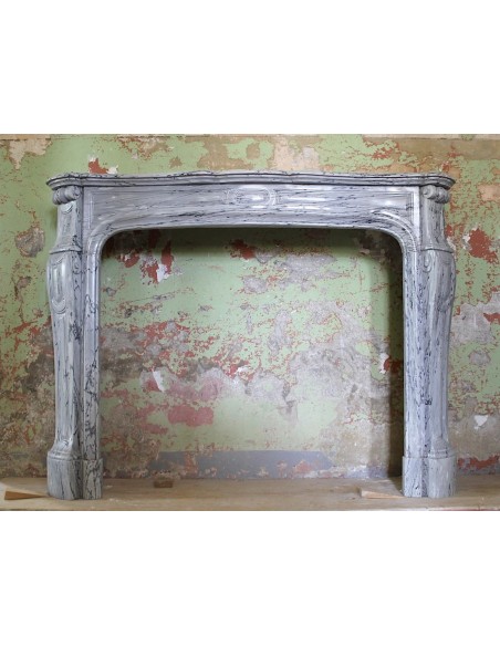 Camino antico in marmo grigio bardiglio. Questa cornice da caminetto ha colori che variano dal grigio al blu.