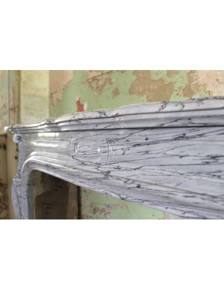 047 POMPADOUR GALBÉ IN UN RAFFINATISSIMO MARMO BLEU FLEURI