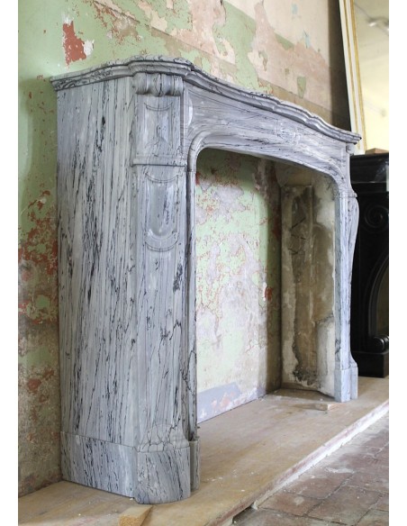 047 POMPADOUR GALBÉ IN UN RAFFINATISSIMO MARMO BLEU FLEURI