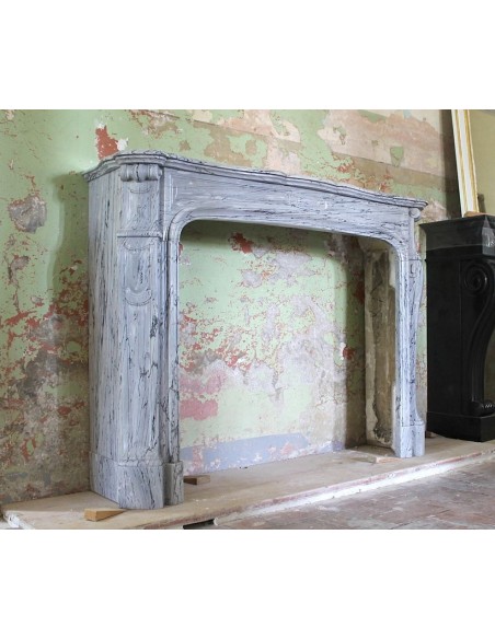 047 POMPADOUR GALBÉ IN UN RAFFINATISSIMO MARMO BLEU FLEURI