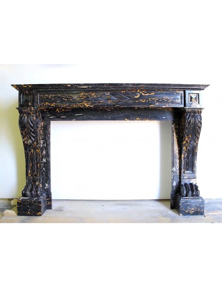 Eccezionale camino Griffe de Lion scolpito in marmo Portoro Gold d'antica cavazione. Caminetto molto raro e richiesto.