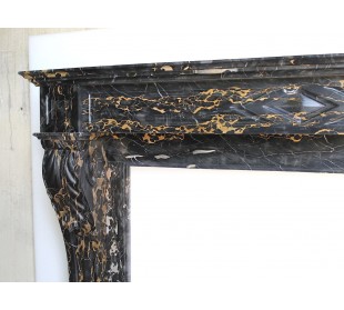 Eccezionale camino Griffe de Lion scolpito in marmo Portoro Gold d'antica cavazione. Caminetto molto raro e richiesto. 2