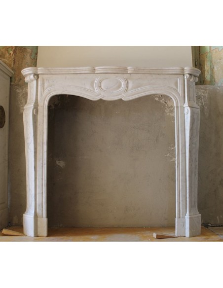 Camino antico in marmo bianco di Carrara.