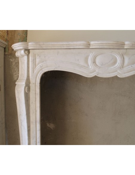 063 CAMINO ANTICO LUIGI XV "POMPADOUR PIED GALBÉ" SCOLPITO IN MARMO BIANCO CARRARA DI QUALITÀ "P"