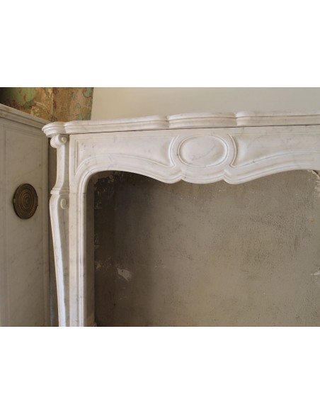 063 CAMINO ANTICO LUIGI XV "POMPADOUR PIED GALBÉ" SCOLPITO IN MARMO BIANCO CARRARA DI QUALITÀ "P"