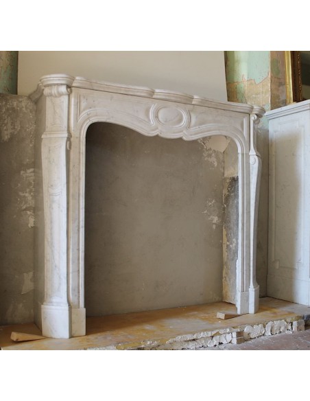 063 CAMINO ANTICO LUIGI XV "POMPADOUR PIED GALBÉ" SCOLPITO IN MARMO BIANCO CARRARA DI QUALITÀ "P"