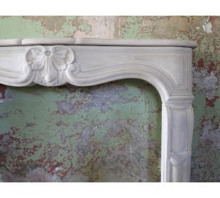 Cornice da caminetto d'epoca proveniente da Parigi e scolpito in pietra di colore beige 2