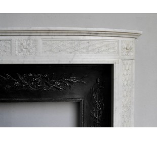 Caminetto antico in marmo bianco di grande carico decorativo e finezza scultore, comprensivo di controcuore in ghisa 2