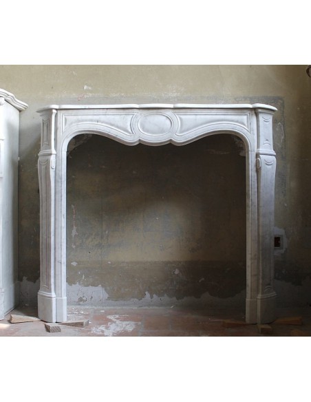 Camino antico in marmo bianco, di stile barocco, e scolpito nel diciannovesimo secolo.