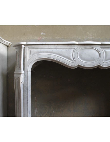 066 CAMINETTO LUIGI XV "POMPADOUR PIED GALBÉ" SCOLPITO IN MARMO BIANCO CARRARA