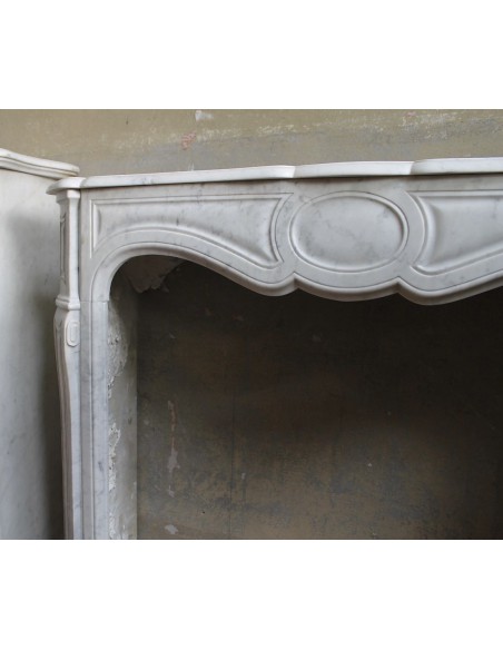 066 CAMINETTO LUIGI XV "POMPADOUR PIED GALBÉ" SCOLPITO IN MARMO BIANCO CARRARA