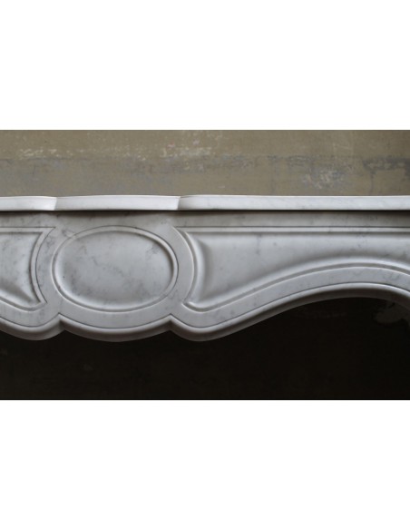 066 CAMINETTO LUIGI XV "POMPADOUR PIED GALBÉ" SCOLPITO IN MARMO BIANCO CARRARA